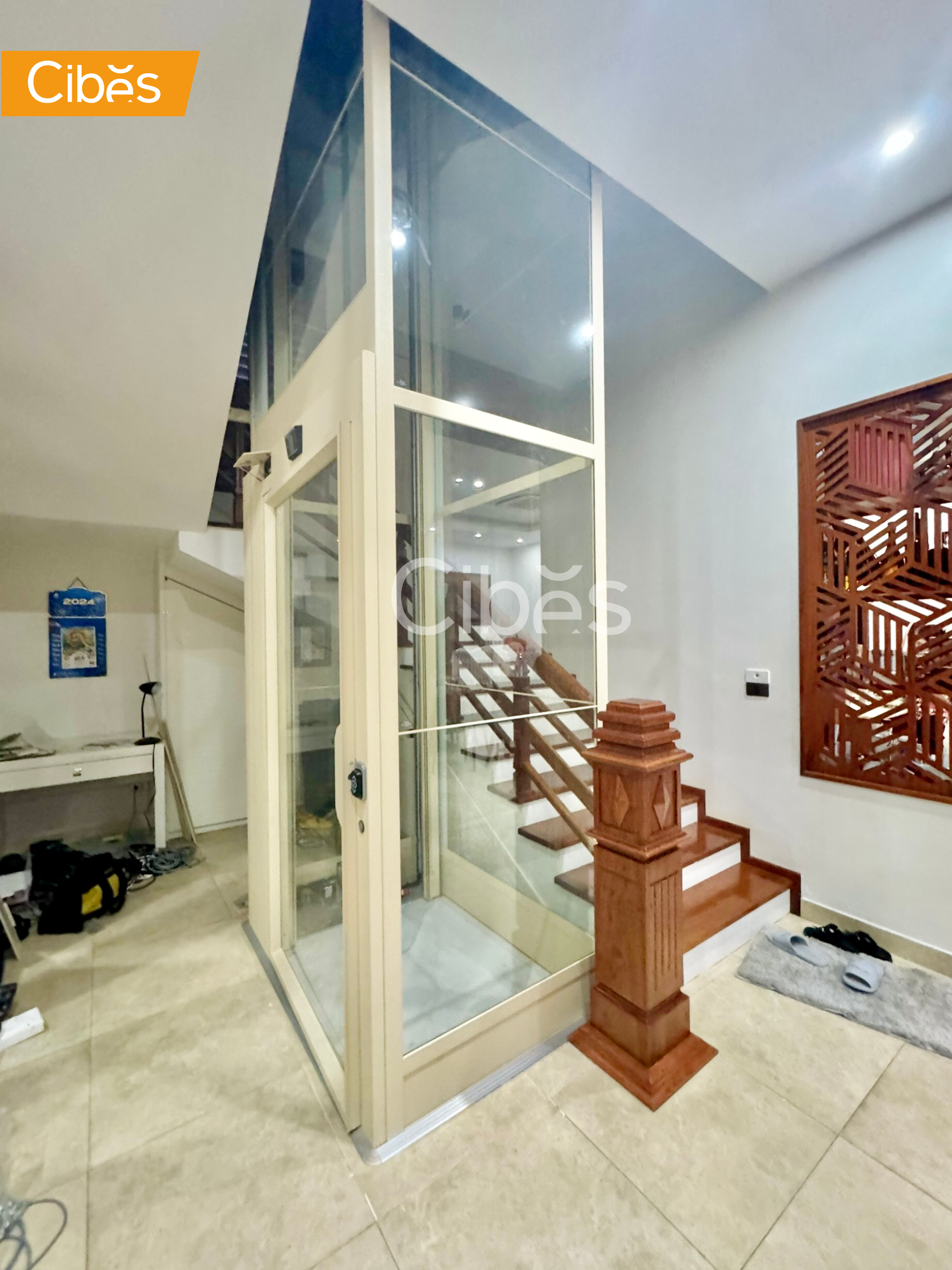 Thang máy vách kính Cibes lắp đặt vừa văn giữa thang bộ mà không cần sửa thang bộ 